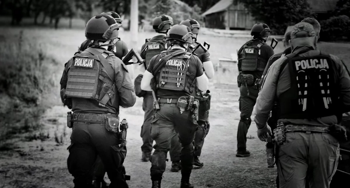 Kronika kryminalna, Kolejny strzał Starej intensywna obława uzbrojonym mężczyzną - zdjęcie, fotografia
