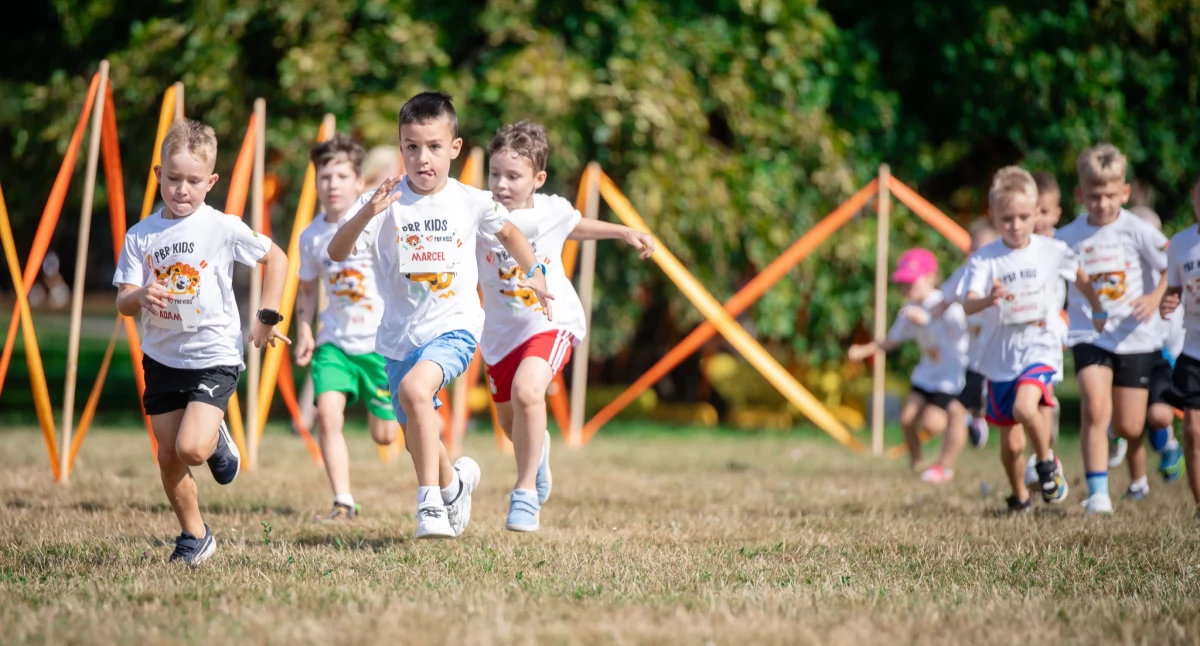 Rozrywka, Ruszyły zapisy edycji Poland Business Kids! biegacze pobiegną letniego Oliwiera - zdjęcie, fotografia