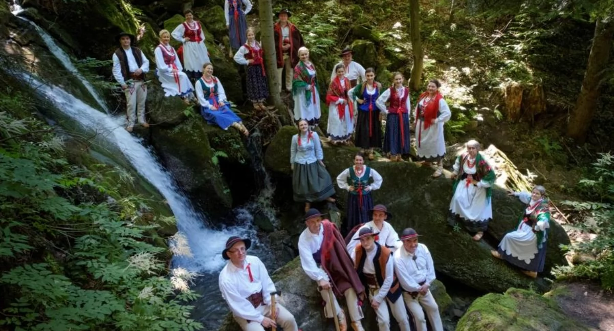 Folklor i Tradycje , Zespół Regionalny „Ziemia Suska” Dziecięcy Zespół Regionalny „Mała Ziemia Suska” Suchej Beskidzkiej - zdjęcie, fotografia