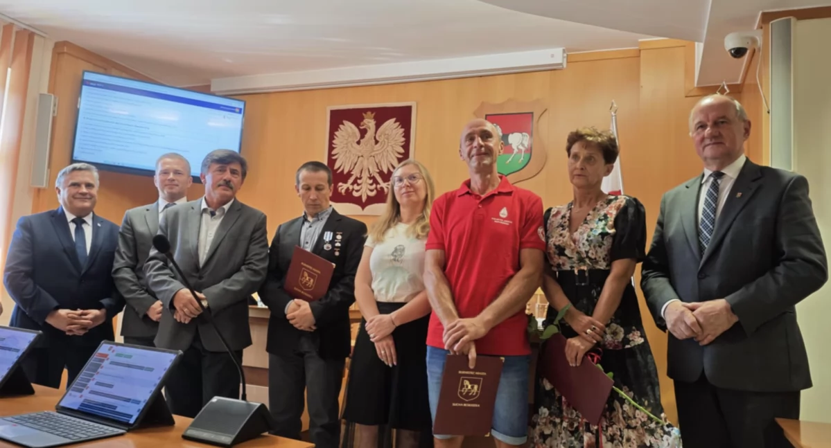 Zdrowie i uroda, Samorząd Suchej Beskidzkiej uhonorował zasłużonych krwiodawców - zdjęcie, fotografia