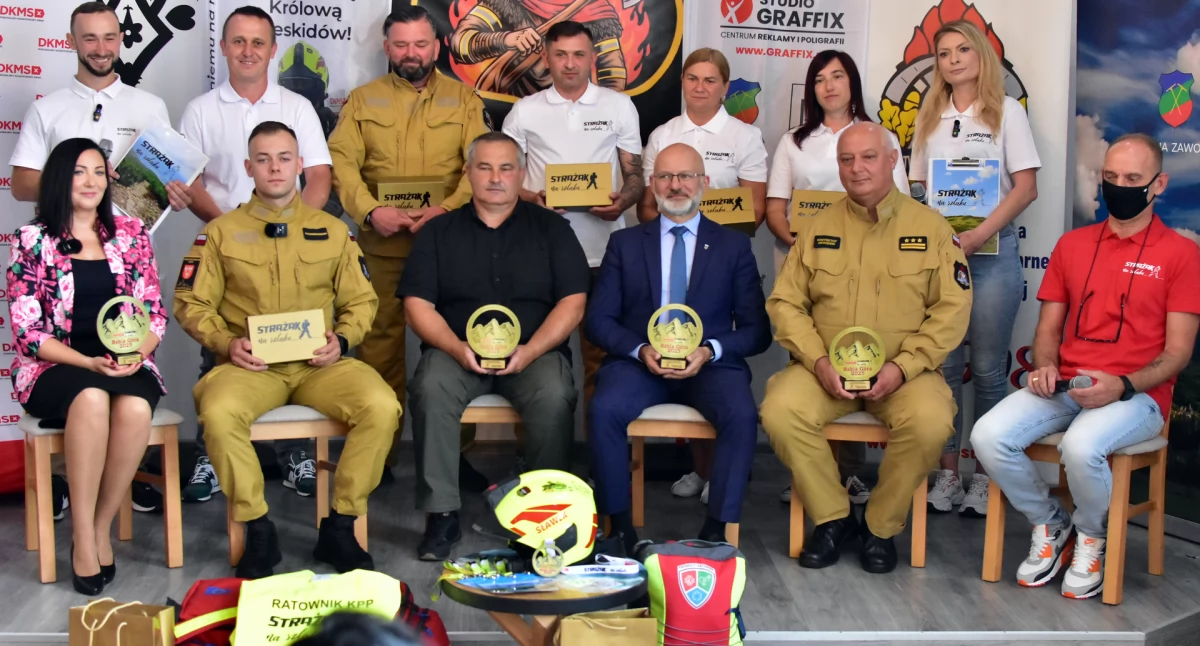 Z remizy, strażaków wyruszy Babią Górę pełnym umundurowaniu misją ratowania życia - zdjęcie, fotografia