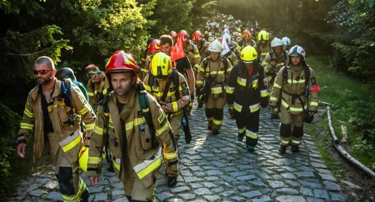 Interwencje, strażaków zdobywa Babią Górę szczytnym pełnym umundurowaniu - zdjęcie, fotografia