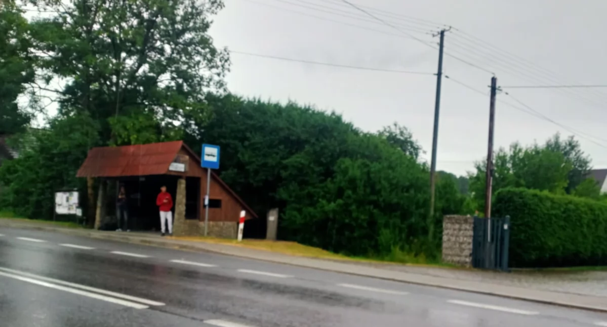 Interwencje, Piją śmiecą sklepem przystanku Dzielnicowy zrobić porządek - zdjęcie, fotografia