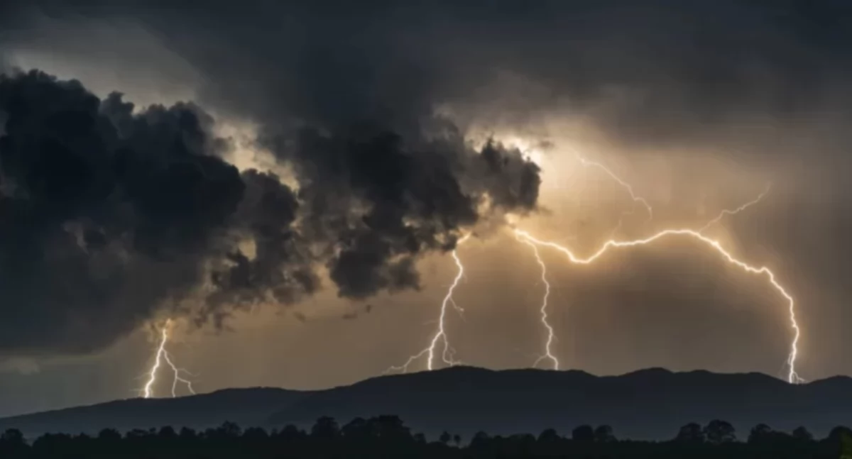 Pogodynka, Ostrzeżenie meteorologiczne Nadchodzą burze stopień - zdjęcie, fotografia