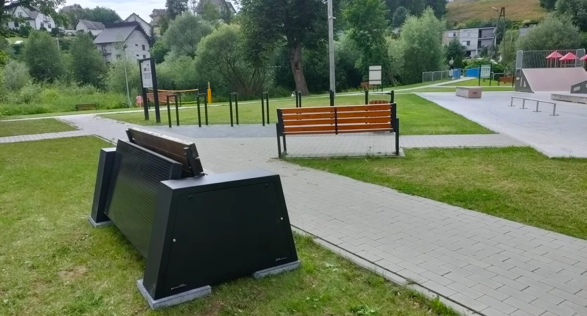 Inwestycje, Jordanów stawia nowoczesność ekologię solarna ławka działa! - zdjęcie, fotografia
