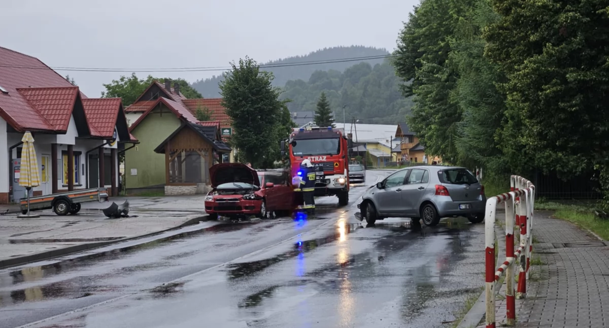 Wypadki drogowe, Kolizja trzech samochodów Zawoi droga całkowicie zablokowana! (Aktualizacja) - zdjęcie, fotografia