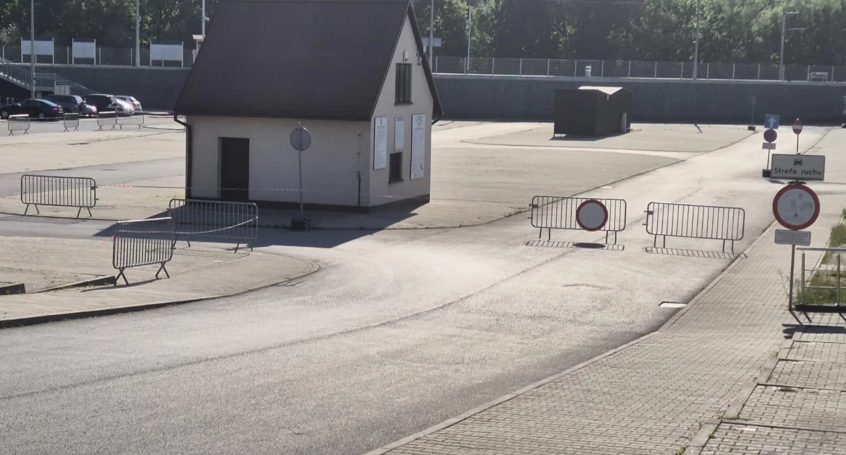 Interwencje, Kupcy złoszczą miasto odgradza teren - zdjęcie, fotografia