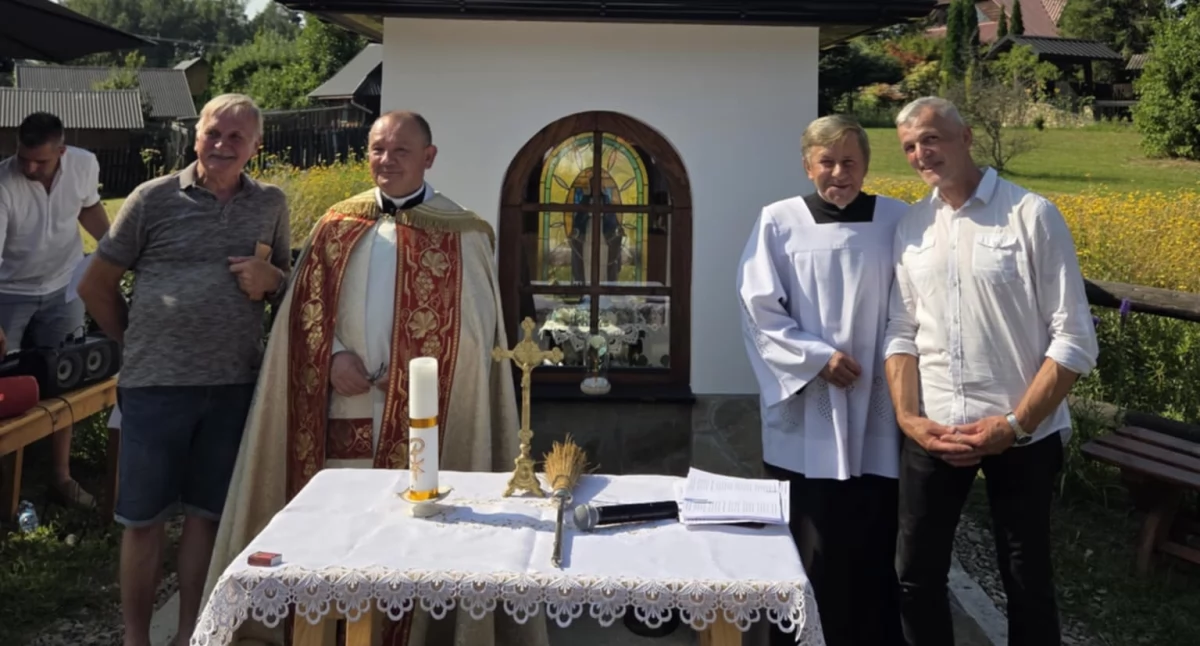 Religia, Kapliczka Stryszawie Mirkówce mieszkańcy ufundowali wybudowali miejsce modlitwy - zdjęcie, fotografia