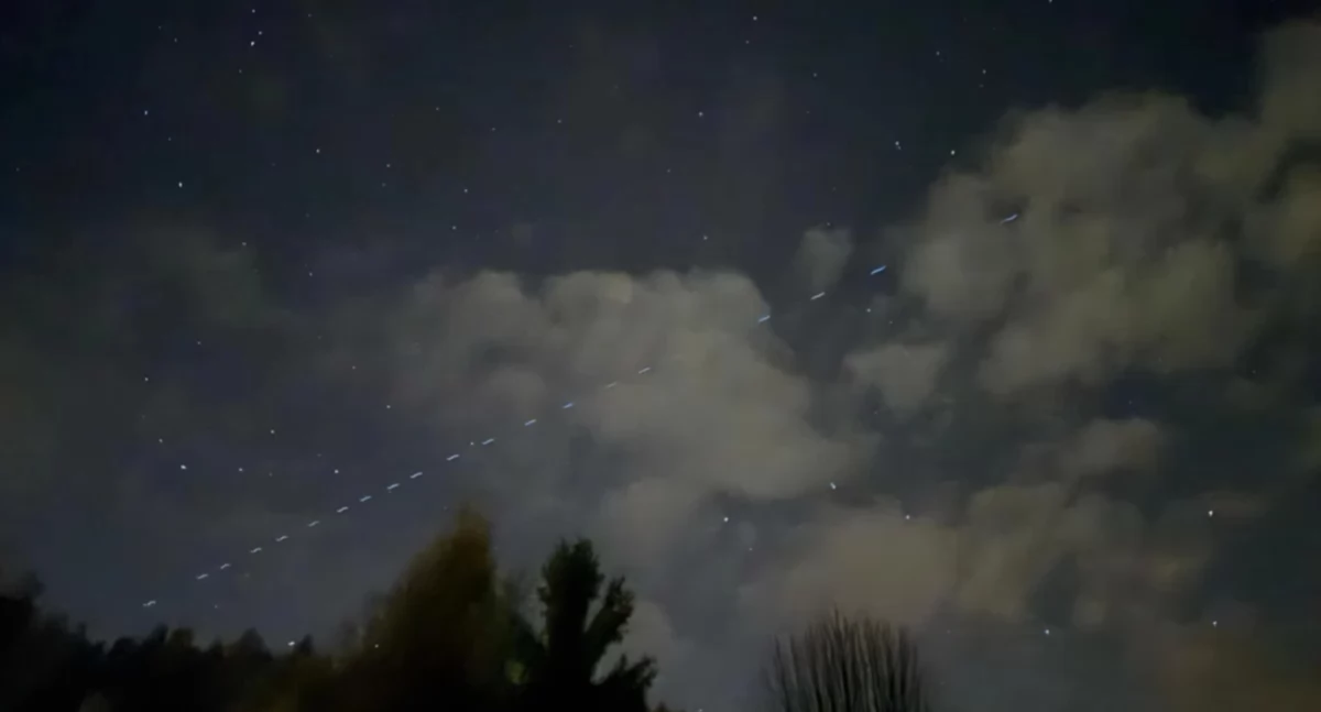 Nasze sprawy, Gdzie kiedy oglądać kosmiczny pociąg Starlink Widowiskowy przelot dziś! - zdjęcie, fotografia