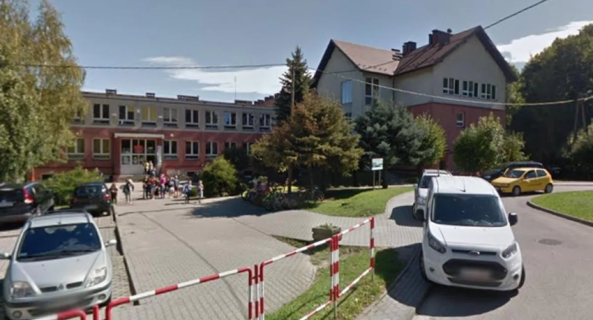 Inwestycje, Sucha Beskidzka rządowym wsparciem Ponad poprawę bezpieczeństwa Szkole Podstawowej - zdjęcie, fotografia