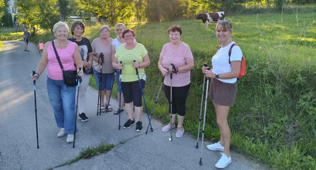 Nasze sprawy, zdrowie nordic walking seniorów Bieńkówki - zdjęcie, fotografia