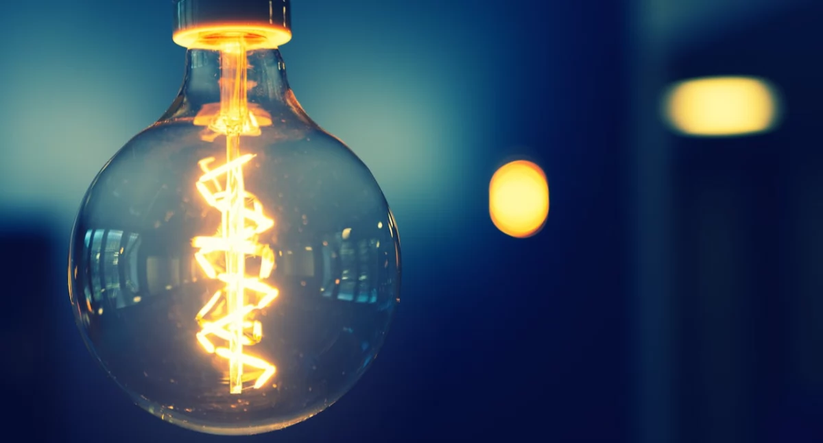 Materiał zewnętrzny, Wysokie opłaty energię elektryczną sprawdzić fakturę znaleźć oszczędności - zdjęcie, fotografia