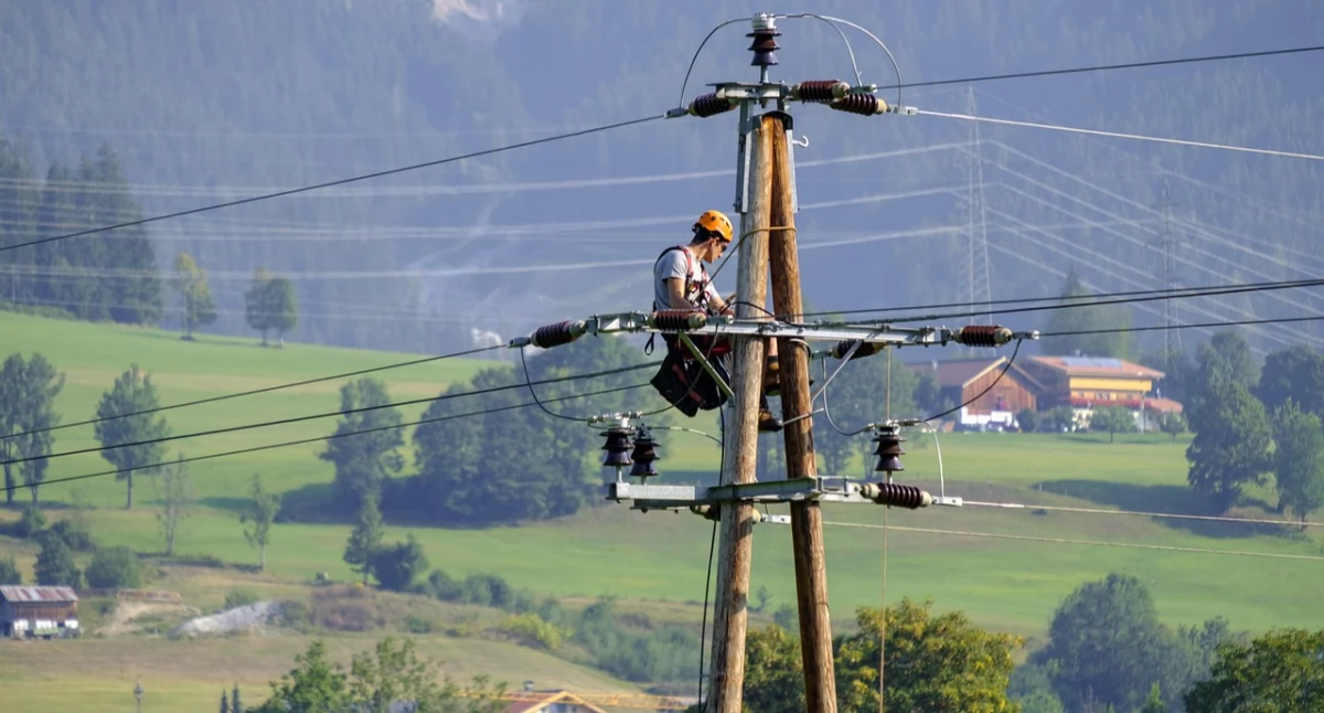 Finanse i Budżet, słup energetyczny działce Możesz dostać wysokie odszkodowanie - zdjęcie, fotografia