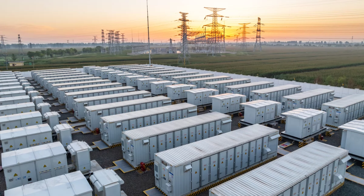 Materiał zewnętrzny, magazyn energii zwiększa opłacalność fotowoltaiki - zdjęcie, fotografia