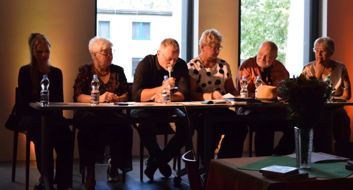 Literatura i poezja, Salon Poezji poruszył publiczność - zdjęcie, fotografia