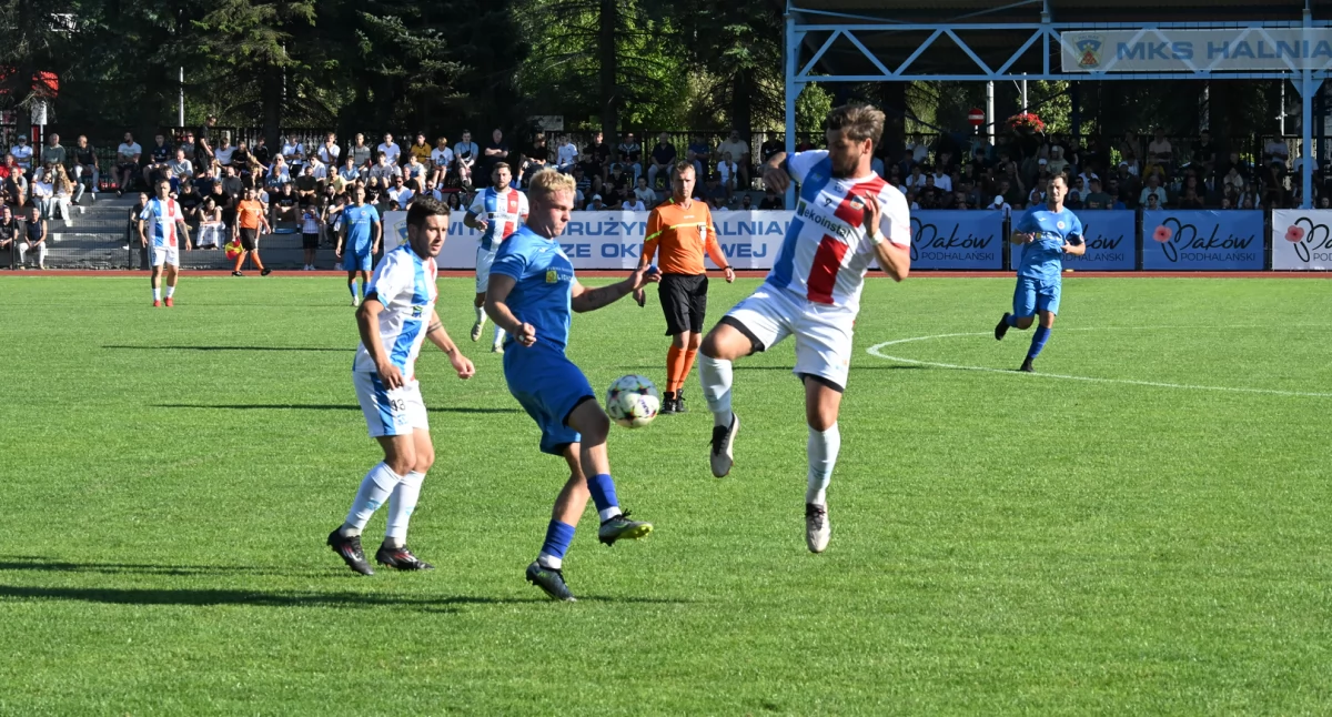 Piłka nożna, Piłkarska środa Lider przyjeżdża Makowa derby powiatowych miast Suchej Beskidzkiej Jałowiec czeka przełamanie - zdjęcie, fotografia