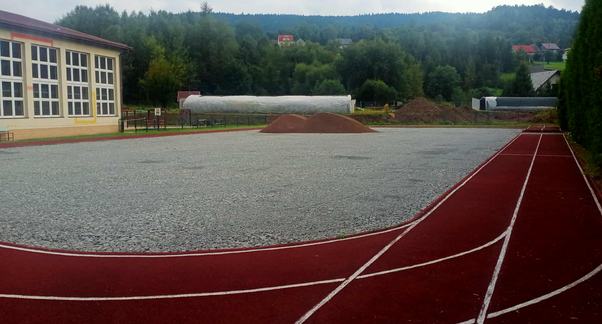 Inwestycje, przebudowa boiska Szkole Podstawowej Budzowie - zdjęcie, fotografia