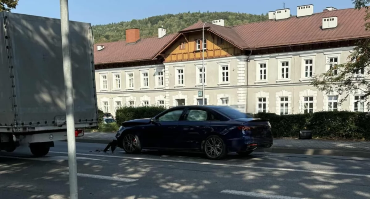 Wypadki drogowe, (AKTUALIZACJA) Zdarzenie drogowe rejonie dworca Suchej Beskidzkiej - zdjęcie, fotografia