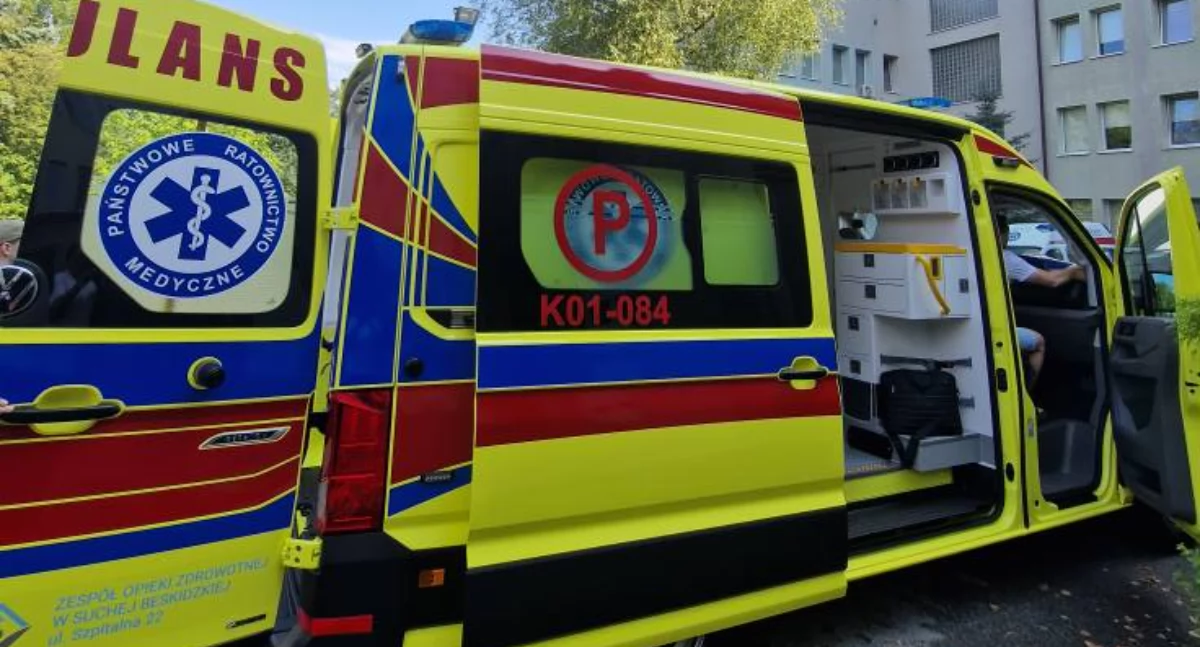 Inwestycje, Suski szpital nowym ambulansem - zdjęcie, fotografia