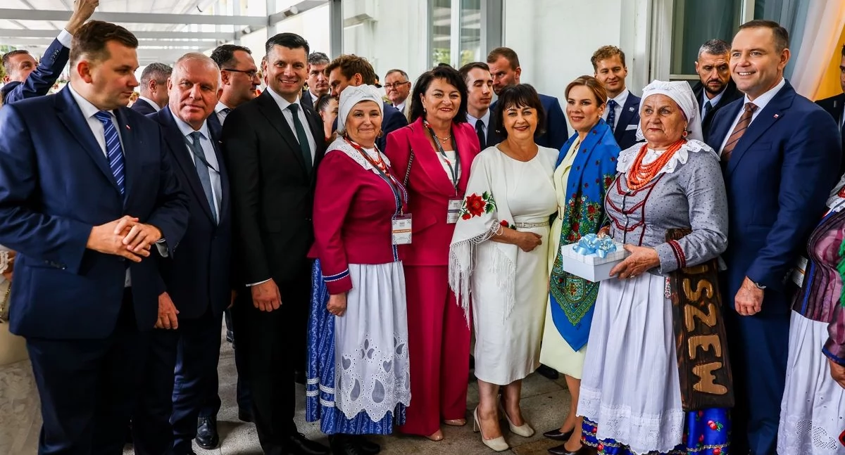 Folklor i Tradycje , Małopolska delegacja Dożynkach Prezydenckich Pałacu Prezydenckim - zdjęcie, fotografia