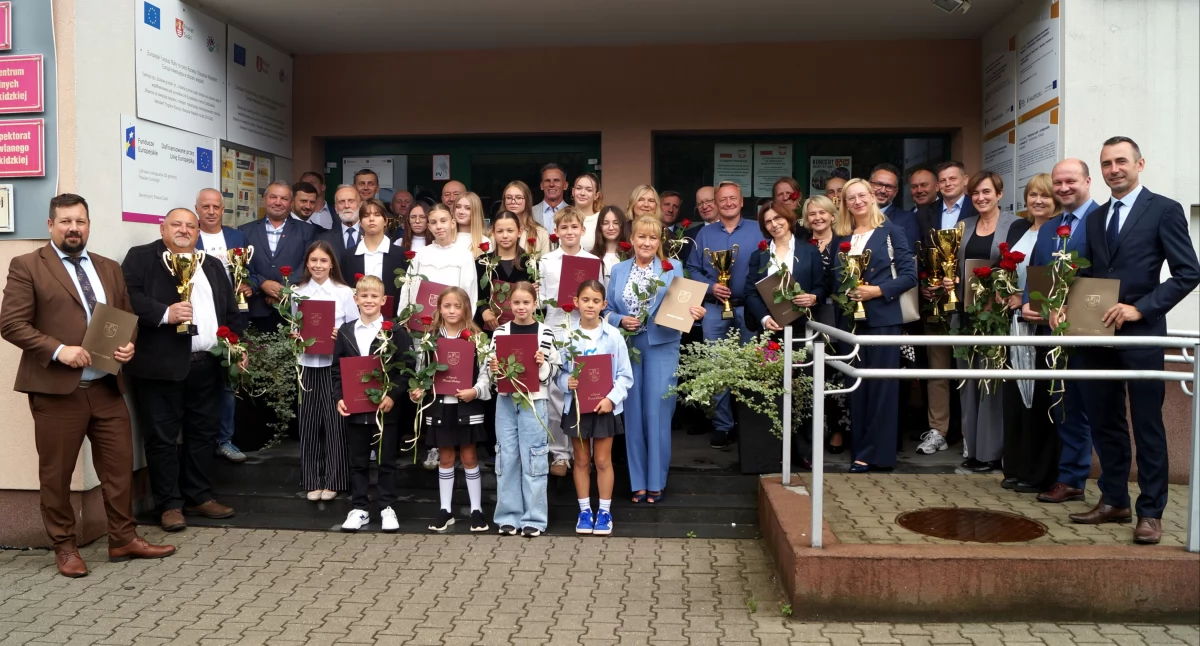 Sport szkolny, Nagrodzono uczniów szkoły osiągnięcia sportowe - zdjęcie, fotografia