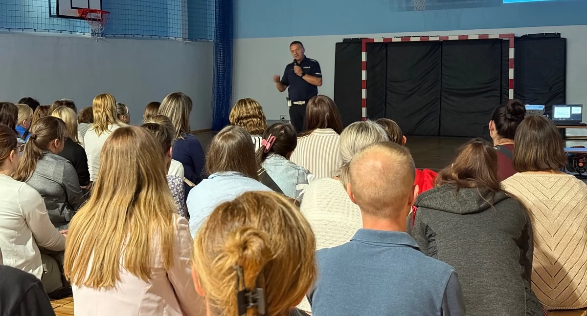 Komunikaty ostrzeżenia policji, Spotkanie profilaktyczne policjantów rodzicami Grzechyni - zdjęcie, fotografia