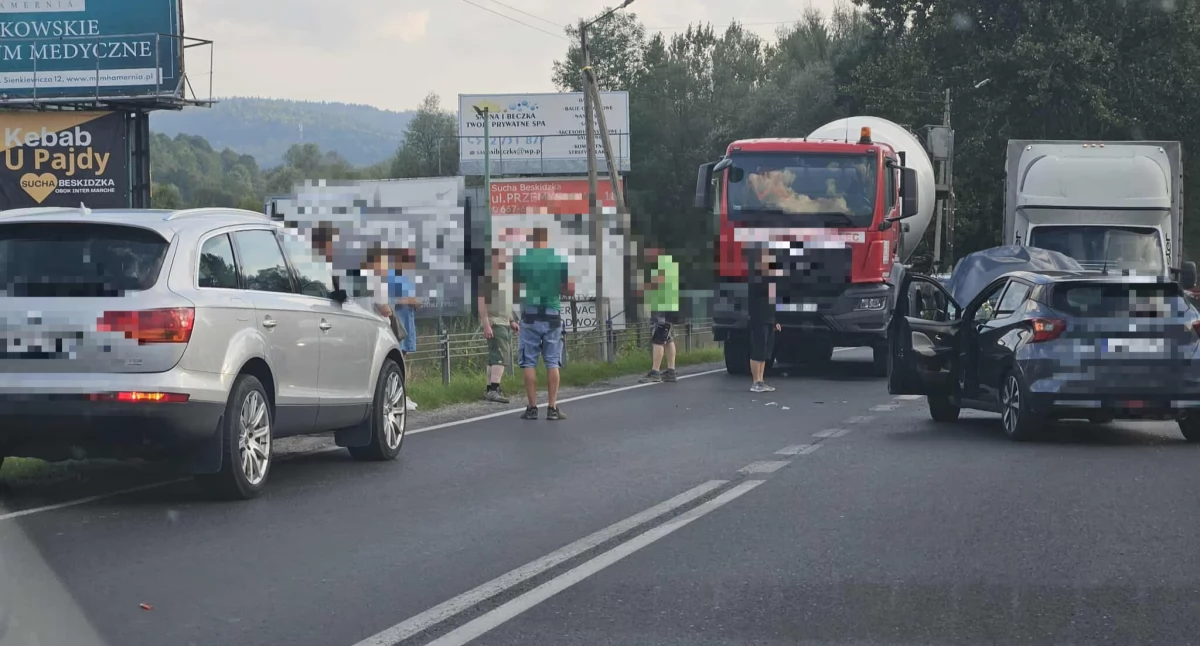Wypadki drogowe, Kolizja skrzyżowaniu Suchej Beskidzkiej utrudnienia ruchu - zdjęcie, fotografia