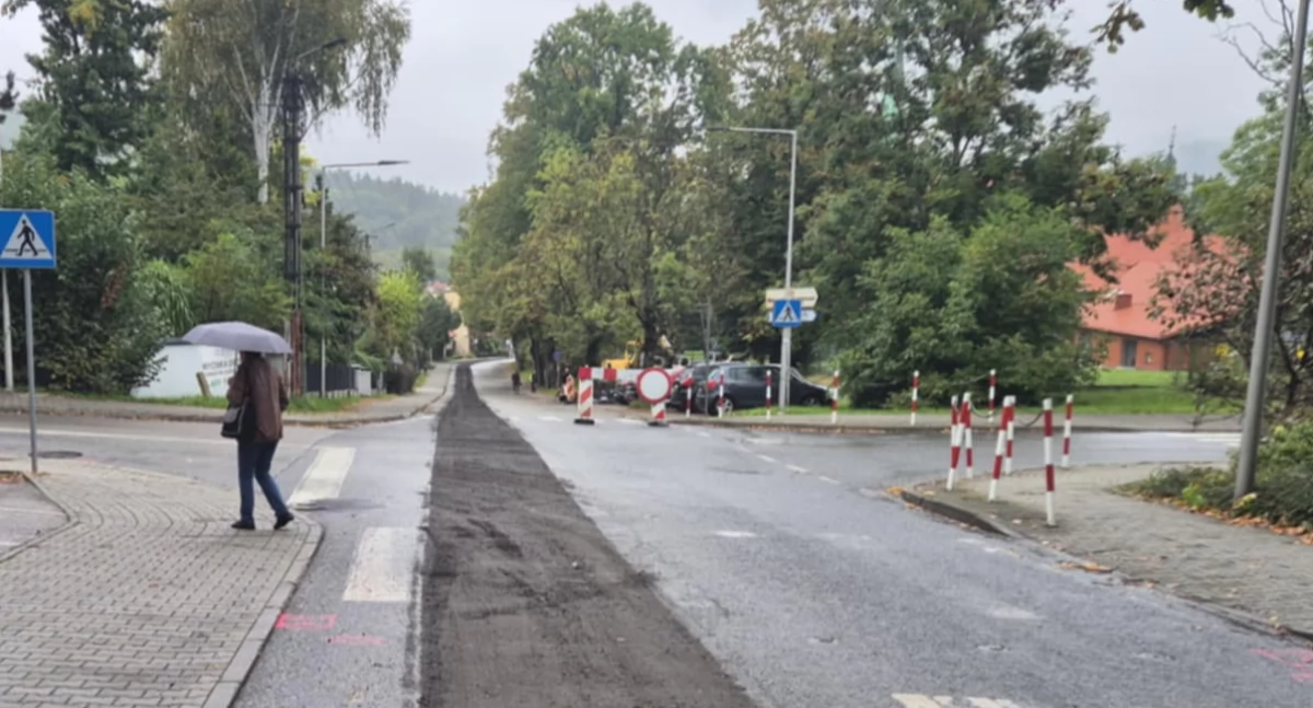 Drogi i Transport, Ulica Kościelna Suchej Beskidzkiej zamknięta! Sprawdź kiedy - zdjęcie, fotografia