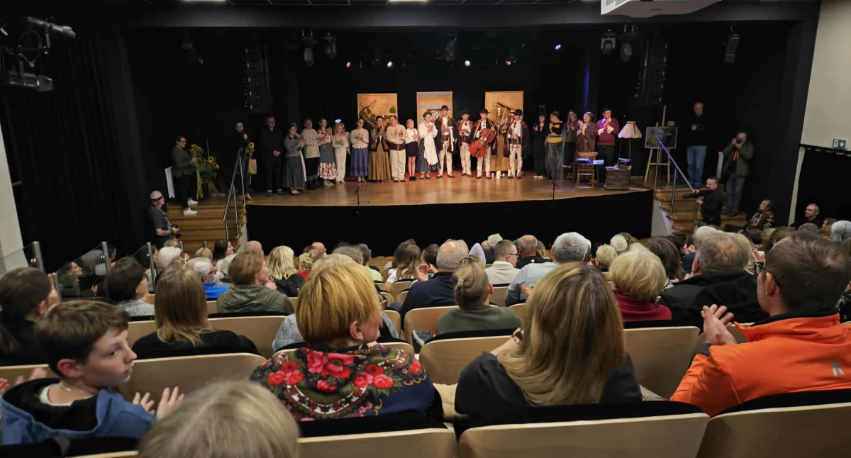 Film i Teatr, Premiera spektaklu „Pod Sokolicom” Zawoi wypełniona brzegi! (wideo) - zdjęcie, fotografia
