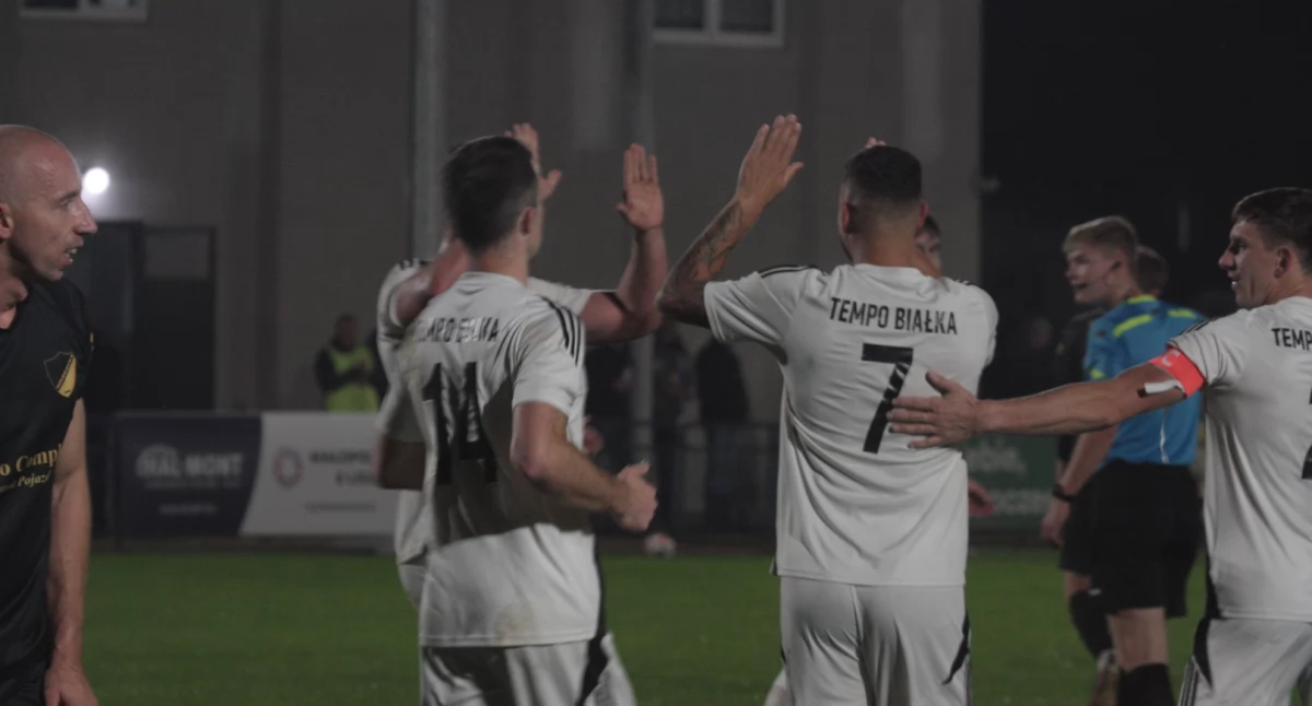 Piłka nożna, Piłkarski weekend Tempo podtrzymanie serii lider wizytą stadionie Stryszawie kolejne derby Naroże teraz Babia Góra Jordan kropka - zdjęcie, fotografia