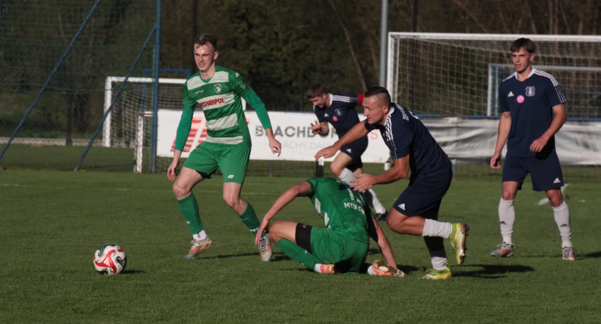 Piłka nożna, Piłkarski weekend Okręgówka bierze wszystko czyli będzie gonił Podwójne derby debiut Pawła Wnętrzaka rundy udziałem Bystrej Kalwarii - zdjęcie, fotografia
