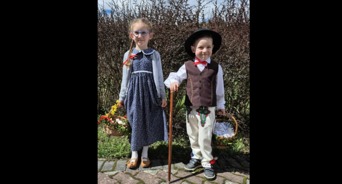 Folklor i Tradycje , Konkurs plastyczny „Tradycyjny strój ludowy mojego regionu” - zdjęcie, fotografia