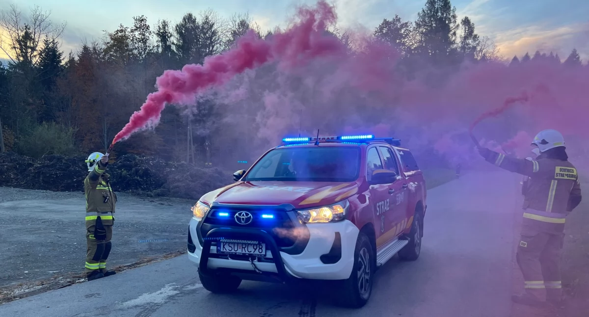 Z remizy, samochód służbie druhów Wysokiej - zdjęcie, fotografia