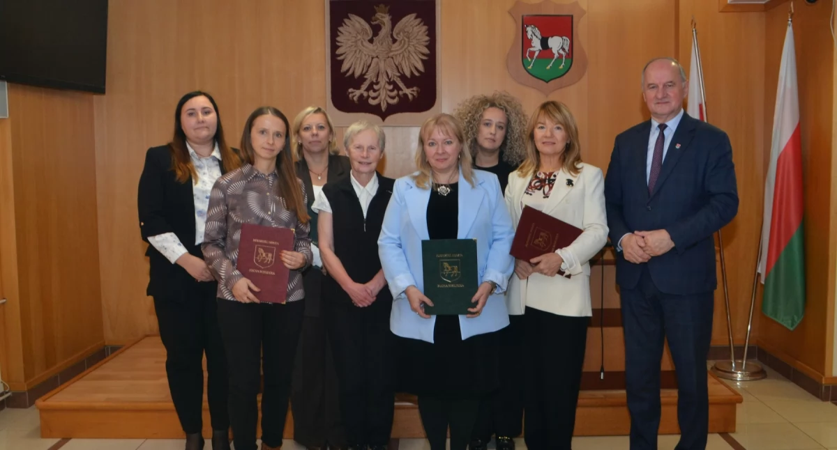 Ze szkolnej ławy, Burmistrz nagrodził nauczycieli - zdjęcie, fotografia