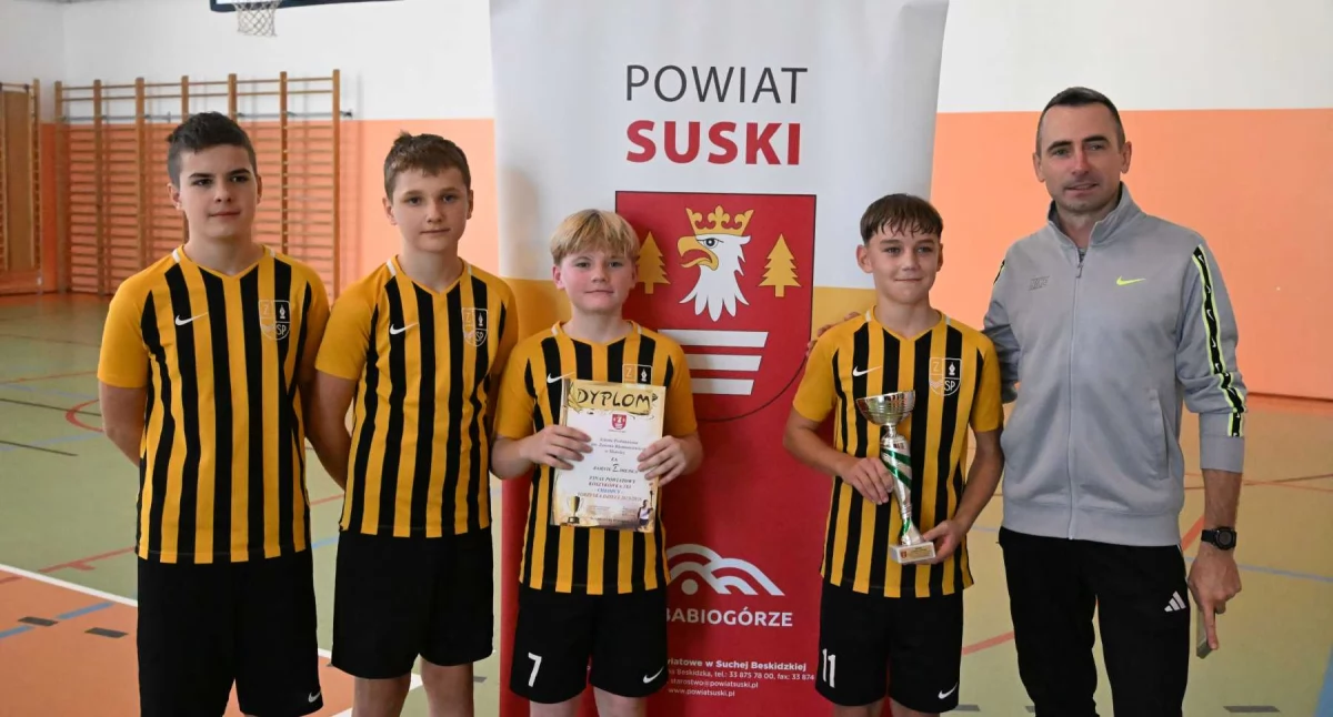 Sport szkolny, Komplet zwycięstw puchar wędruje chłopaków Skawicy - zdjęcie, fotografia