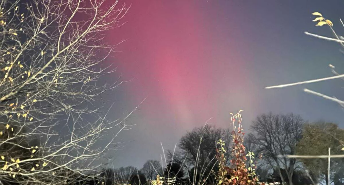 Zorza polarna uchwycona 11 listopada 2025 roku nad stanem Illinois.