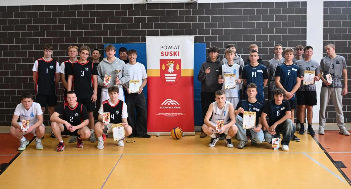 Sport szkolny, Podwójny triumf uczniów Sucha Beskidzka koszykówce - zdjęcie, fotografia