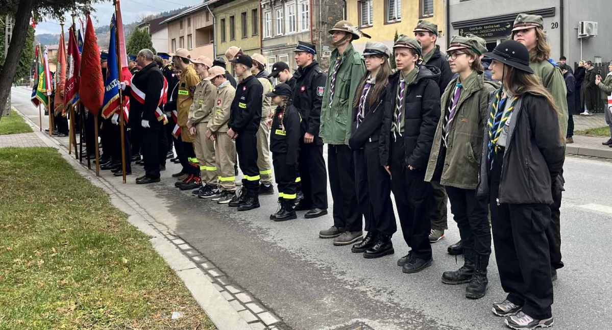 Ze szkolnej ławy, Harcerze Hufca Ziemi Wadowickiej pamiętają Niepodległej - zdjęcie, fotografia