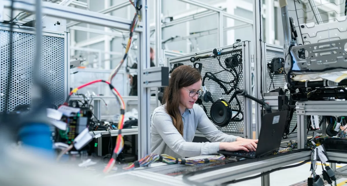 Materiał zewnętrzny, Technologia która ułatwia życie wygląda nowoczesna linia produkcyjna środka - zdjęcie, fotografia