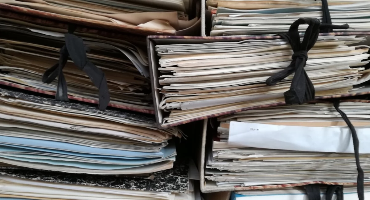 Materiał zewnętrzny, Zarządzanie dokumentacją papierową uporządkować stosy papieru biurze - zdjęcie, fotografia