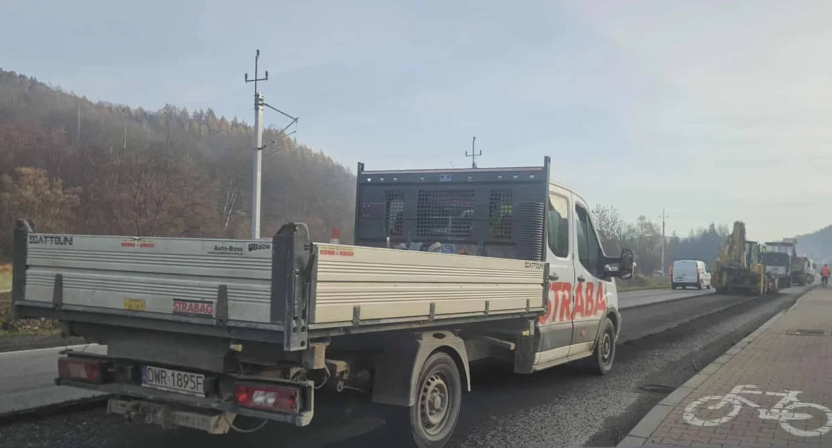 Drogi i Transport, Utrudnienia drogowe Stryszawie Suchej Beskidzkiej ruszają prace bitumiczne - zdjęcie, fotografia