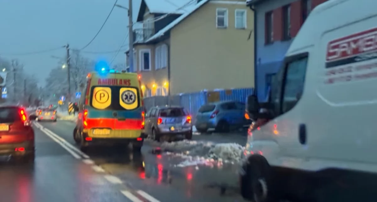 Wypadki drogowe, Wypadek Suchej Beskidzkiej drodze wojewódzkiej - zdjęcie, fotografia