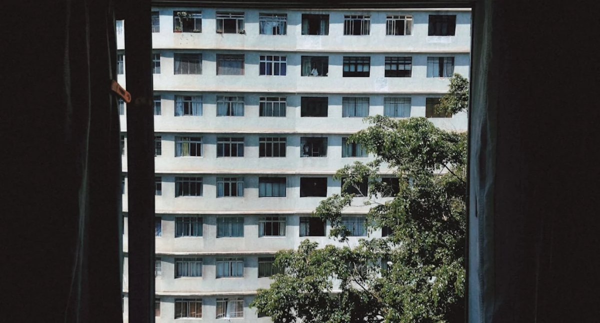Materiał zewnętrzny, zwrócić uwagę analizując specyfikację techniczną okien aluminiowych projektach budowlanych - zdjęcie, fotografia