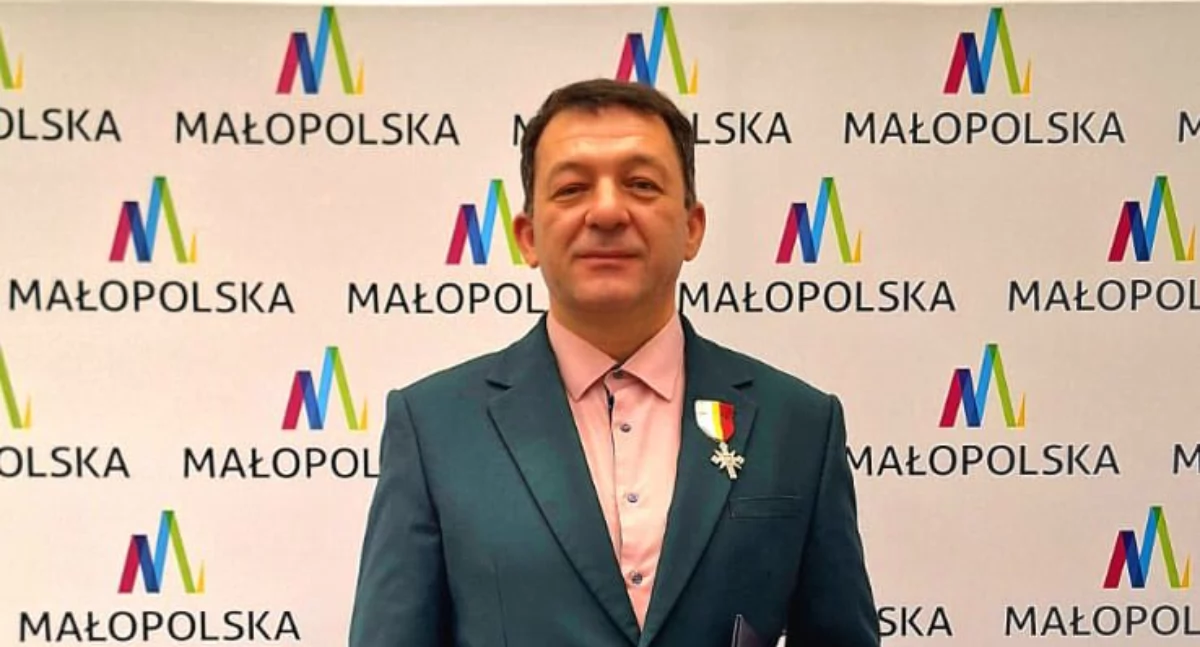 Komunikaty ostrzeżenia policji, Dariusz Knapczyk honorową odznaką Srebrnego Krzyża Małopolski - zdjęcie, fotografia