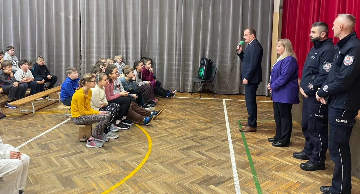Ze szkolnej ławy, Zajęcia edukacyjne bezpieczeństwie drodze Szkole Podstawowej Suchej Beskidzkiej - zdjęcie, fotografia