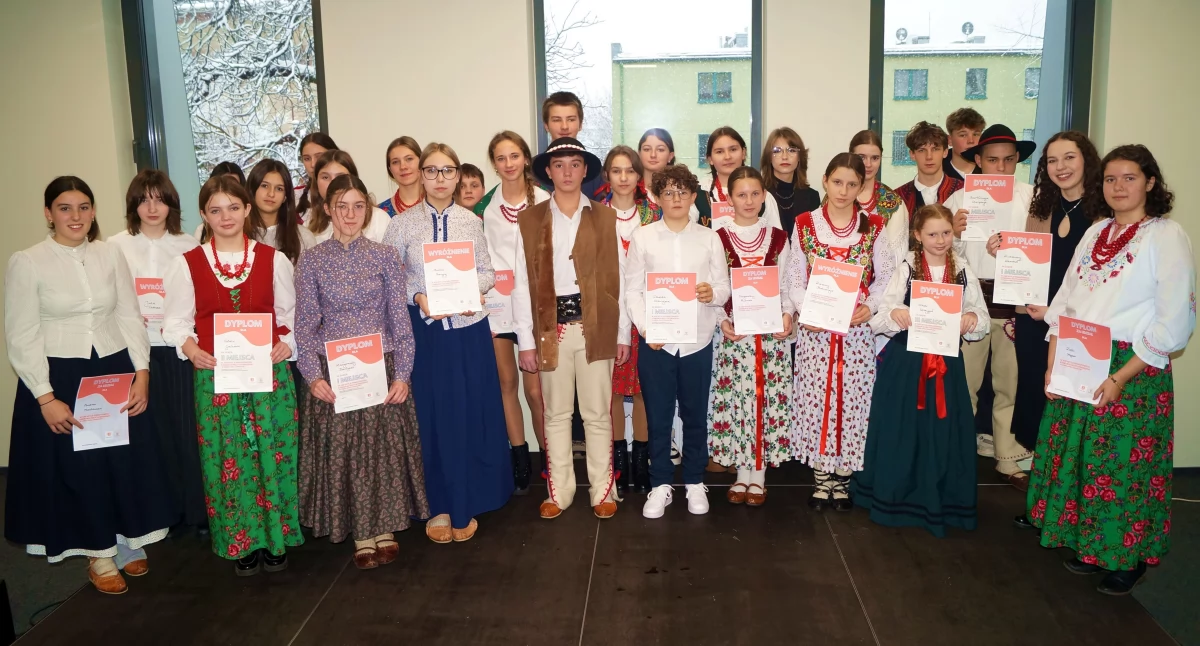 Literatura i poezja, Rozstrzygnięto Powiatowy Konkurs Recytatorski cieniu jodeł świerków - zdjęcie, fotografia