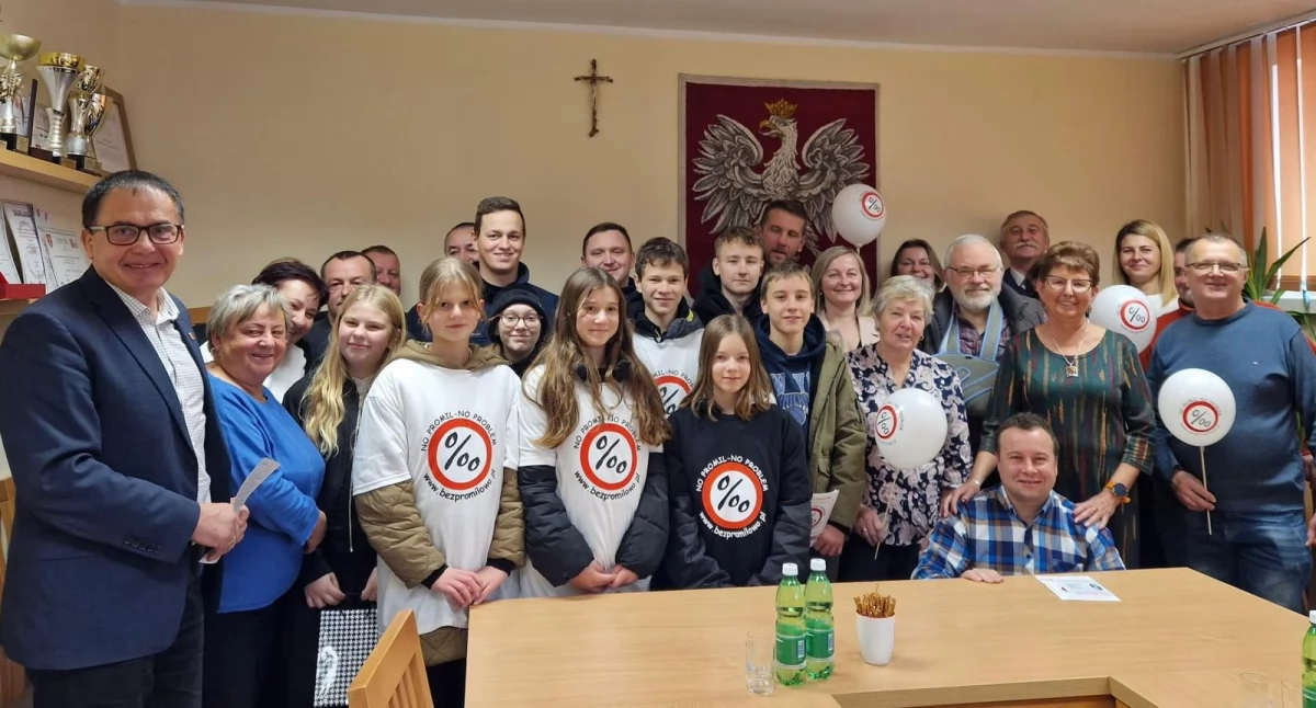 Ze szkolnej ławy, Uczniowie Jachówki promują bezpieczeństwo drogach „No Promil Problem” - zdjęcie, fotografia
