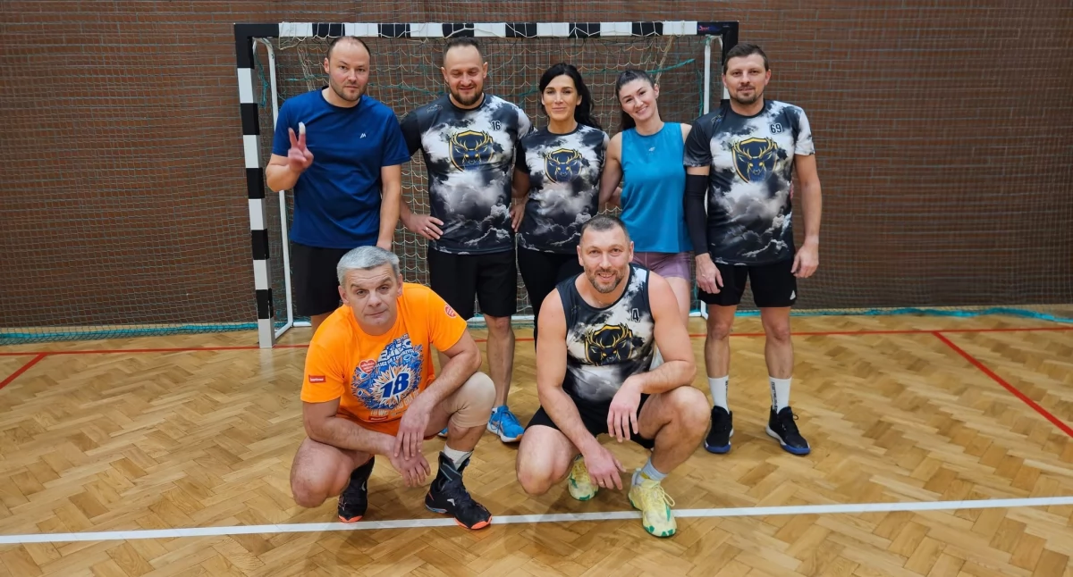 Liga Amatorska, Debiutanci natarciu czyli Dzikie Jelenie Dynamit wygrywają swoje pierwsze mecze Makowskiej Lidze Siatkówki - zdjęcie, fotografia