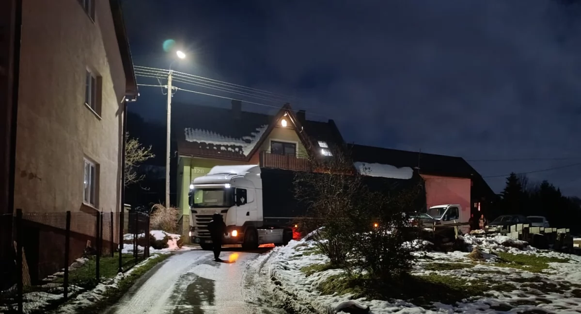 Miejscowe zagrożenie, Ciężarówka utknęła Błądzonce - zdjęcie, fotografia