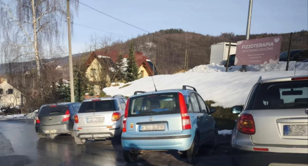 Interwencje, Parkują gdzie popadnie - zdjęcie, fotografia